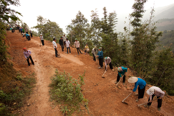 Gemeinsamer Bau einer Zufahrtstrasse zu einem Dorf  (PSARD-Projekt) (Bild: © SDC/Matthew Bennett, zur Verfügung gestellt von der DEZA)