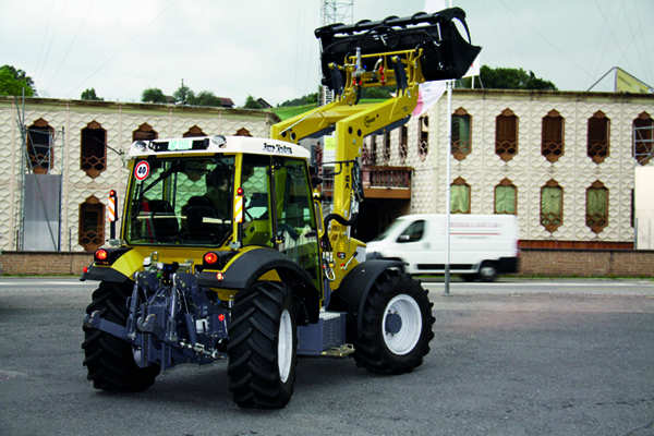 Dank lenkbaren Vorder- und Hinterrädern sowie dem Mitteldrehgelenk ist der Rigitrac extrem wendig.
