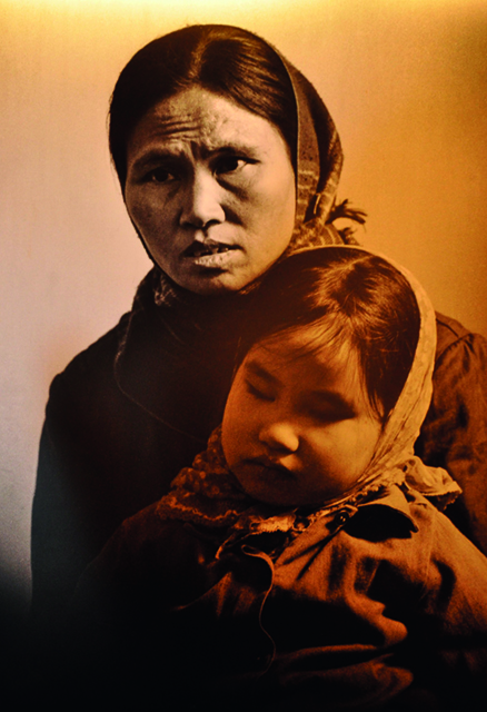 Kriegsmuseum von Ho Chi Minh Ville: Bui Thi Lam (43) hält ihre blinde Tochter Hién. (Bild hhg)