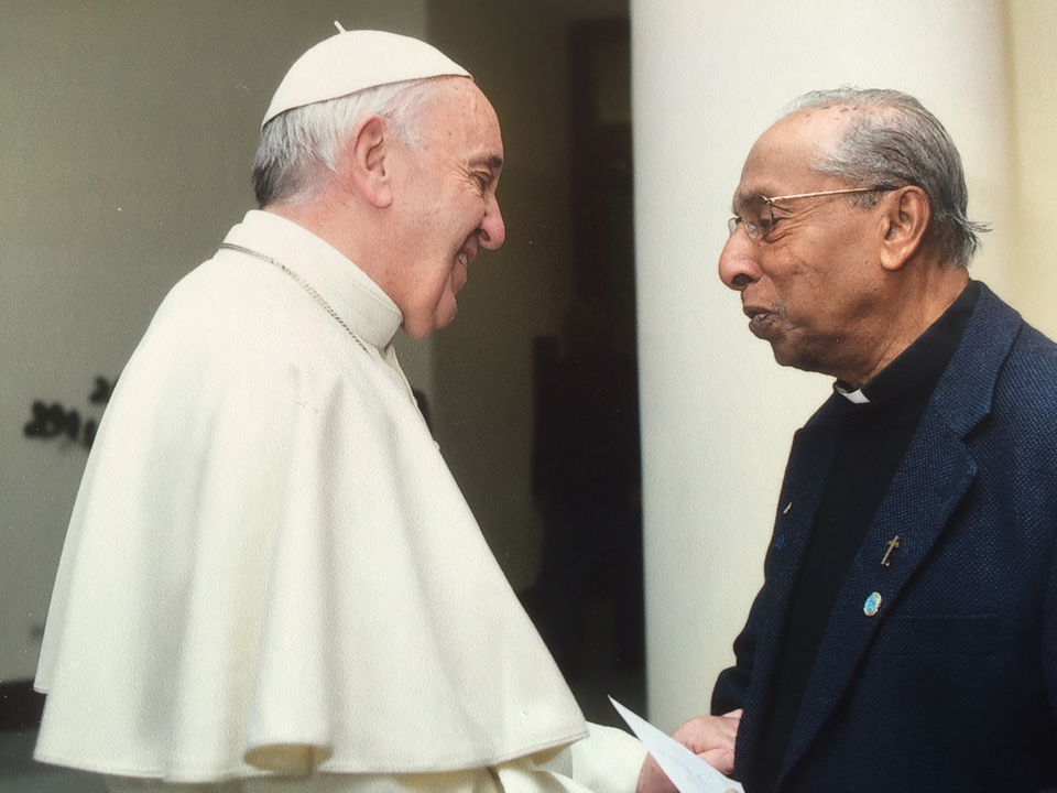 Papst Franziskus gratuliert Professor S. J. Emmanuel zu seiner 50jährigen Priesterweihe. (Bild zvg)