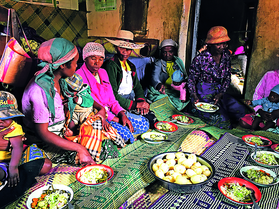 Im Kartoffelprojekt im Hochland von Madagaskar geht es nebst dem Anbau der Knolle auch um Frauenförderung, bessere Ernährung und um nachhaltiges Kochen. (Bild Esther Thalmann)