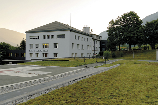 Das Center da sandà Val Müstair mit dem Helikopterlandeplatz (Bild ak)