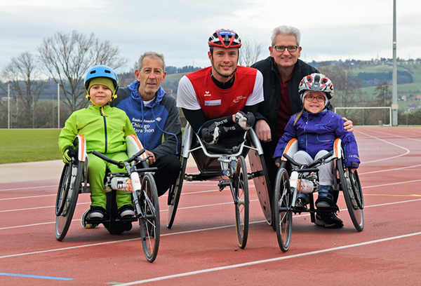 Mit Sonderanfertigungen ermöglichen Kurt Galliker (2. von rechts) und sein Team gelähmten Mitmenschen mehr Bewegungsfreiheit und Selbständigkeit.  (Bild www.paraplegie.ch/orthotec/de/rollstuhlfahren/sonderanfertigungen)