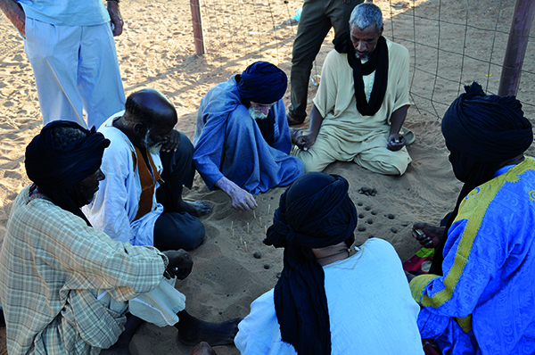 Abu Abdel Fata rückt mit seinem Stäbchen vor.  (Bild hhg)