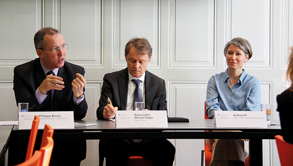Das Podium der Jahrespressekonferenz der Deza (Bild thk)