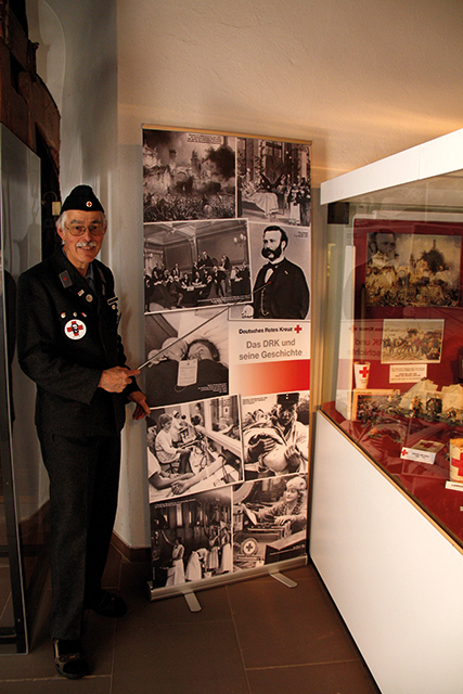 Dietrich Holle präsentiert seine Ausstellung. (Bild thk)