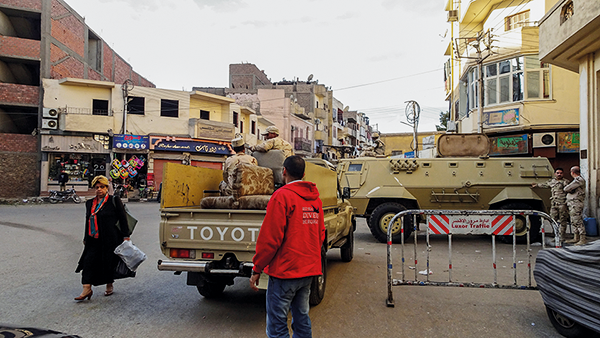 «Militär und Sicherheitskräfte sind im täglichen Leben überall gegenwärtig» (Bild vg)