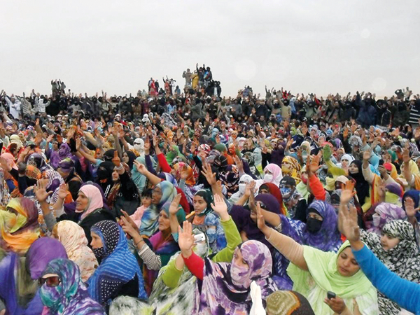 Gdeim Izik Protest 2010. «Zeltlager der Würde: Am ersten Tag waren es 2000 Sahraouis, am nächsten Tag 4000, dann 8000 und schon bald campierten 20 000 Menschen vor den Toren von Laayoune.» (Bild SUKS)